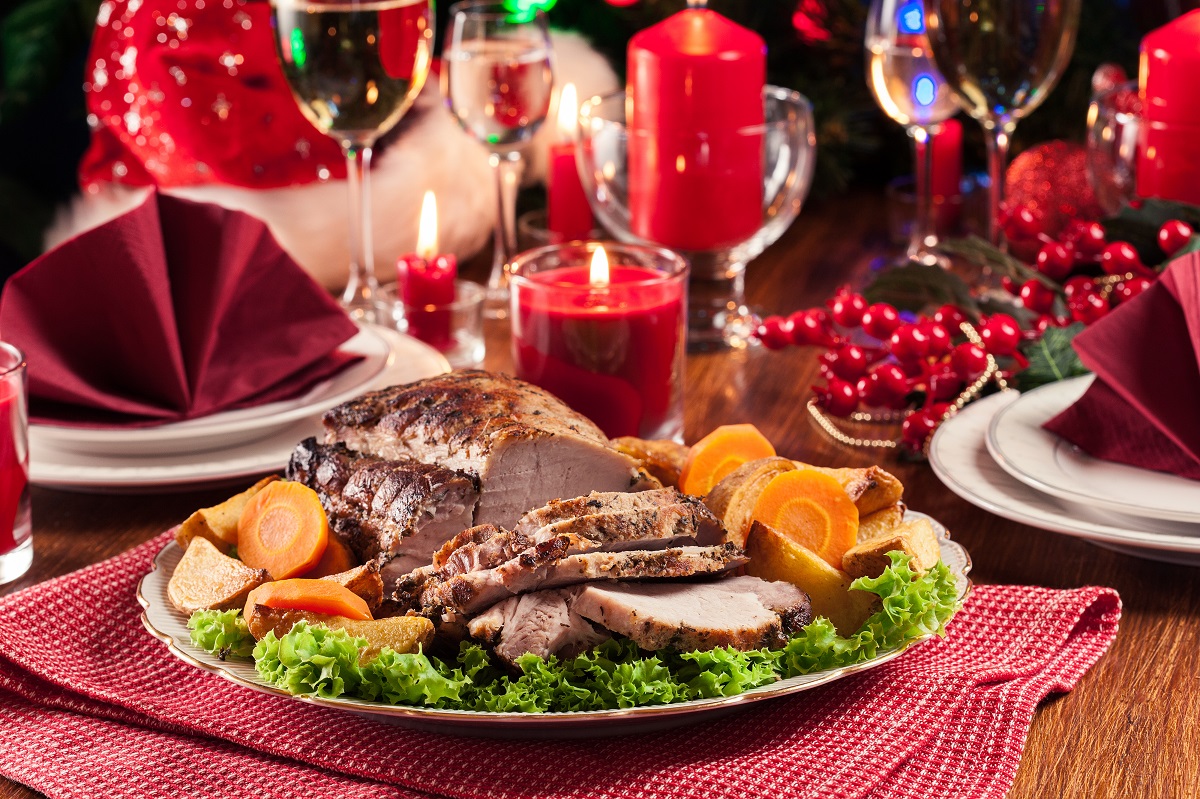 Friptura de por si legume, servita pe un platou pe o masa decorata de Crăciun 
