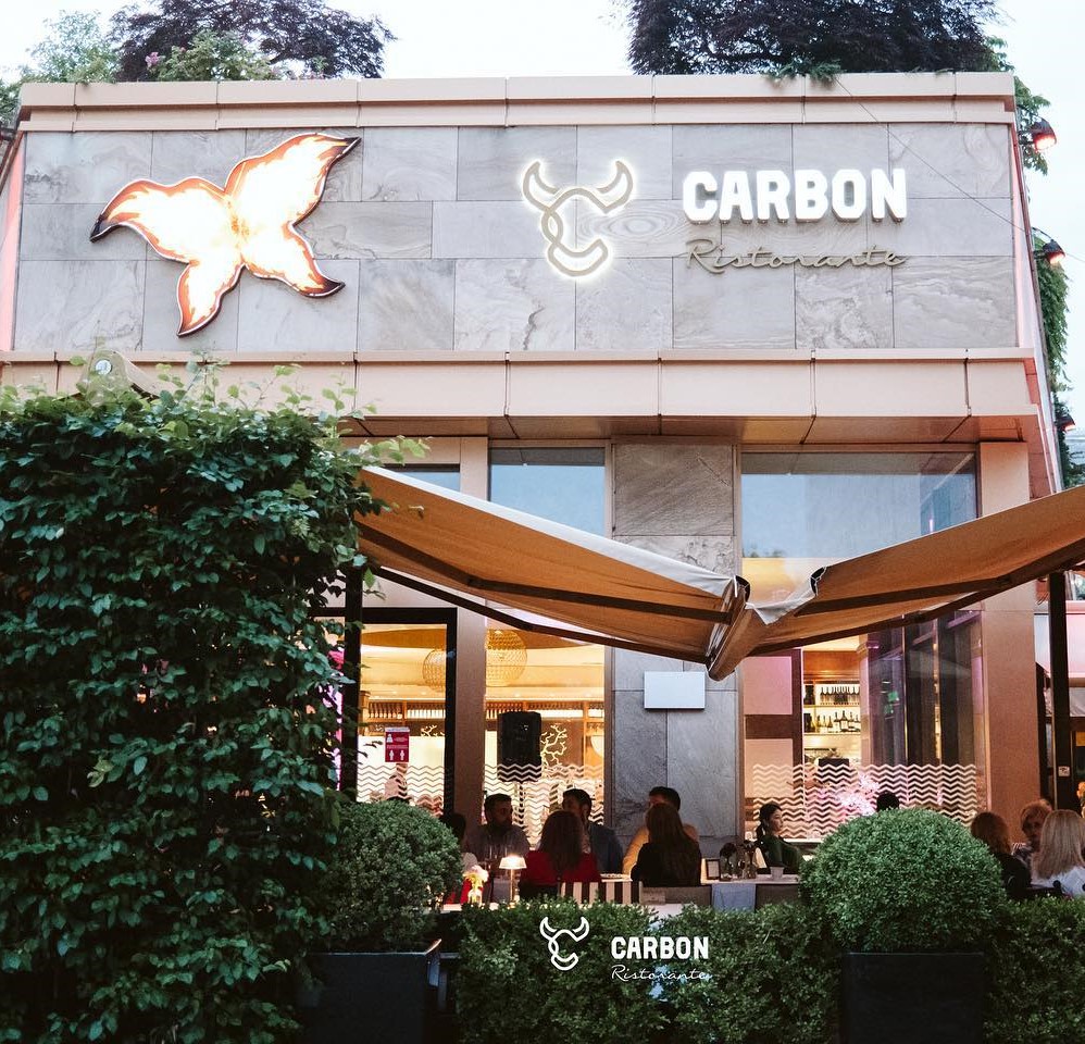 cladirea Carbon ristorante cu terasa in fata, unul din restaurante bune Iași