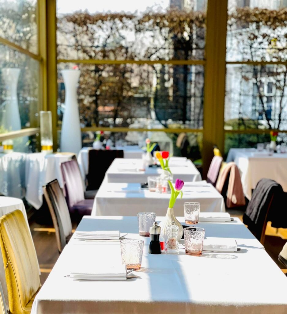 mese la restaurant in dreptul unor geamuri la Carbon Ristorante