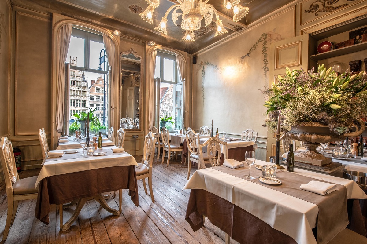 Allegro Moderato, restaurant din Gent, decorat in stil clasic frantuzesc, intr-o camera in stil baroc, cu 2 ferestre mari si un candelabru - unul dintre cele mai romantice restaurante din Europa