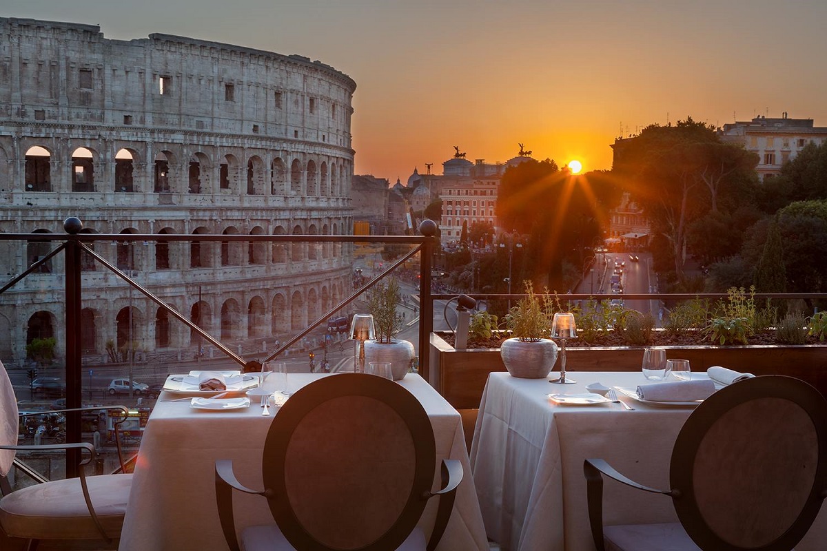 2 mese pe terasa la restaurant Aroma din Roma, cu priveliste catre Colosseum, la apus
