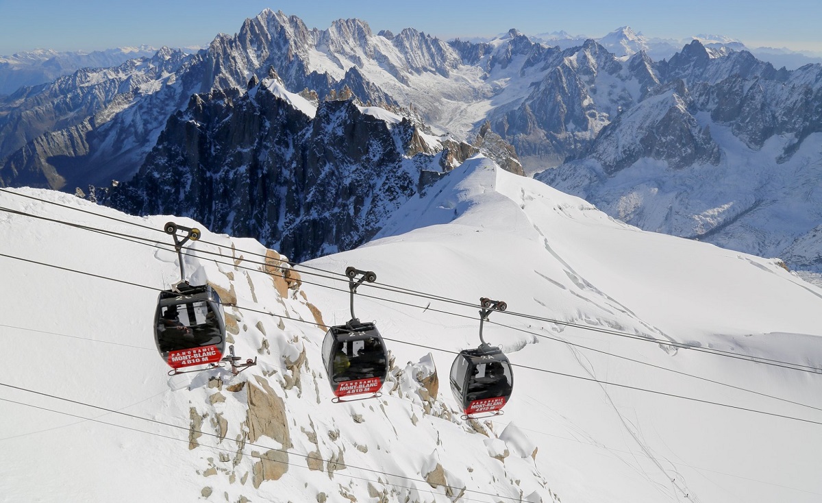 r telecabine care urca pe munte, iar sub ele muntele Mont Blac unde să mergi la schi în Franța