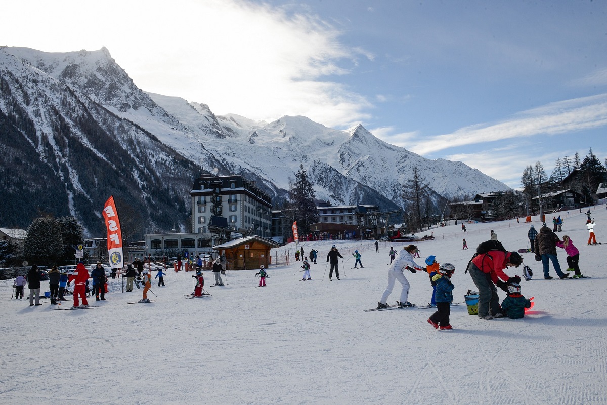 oameni pe partie la schi în Franța, la Chamonix