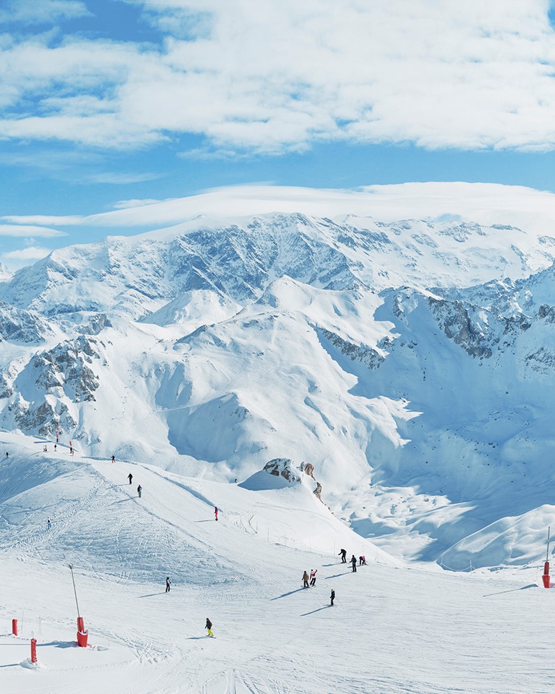 munti fotografiati de sus, iarna cu oameni la schi în Franța