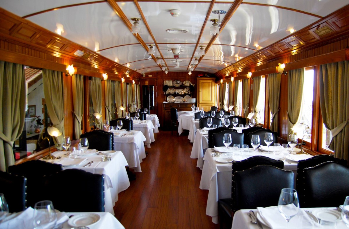 restaurant amenajat elegant intr-un fost vagon de tren, unul dintre cele mai romantice restaurante din Europa