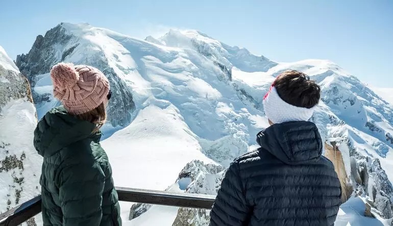 2 femei care privesc catre Mont Blac