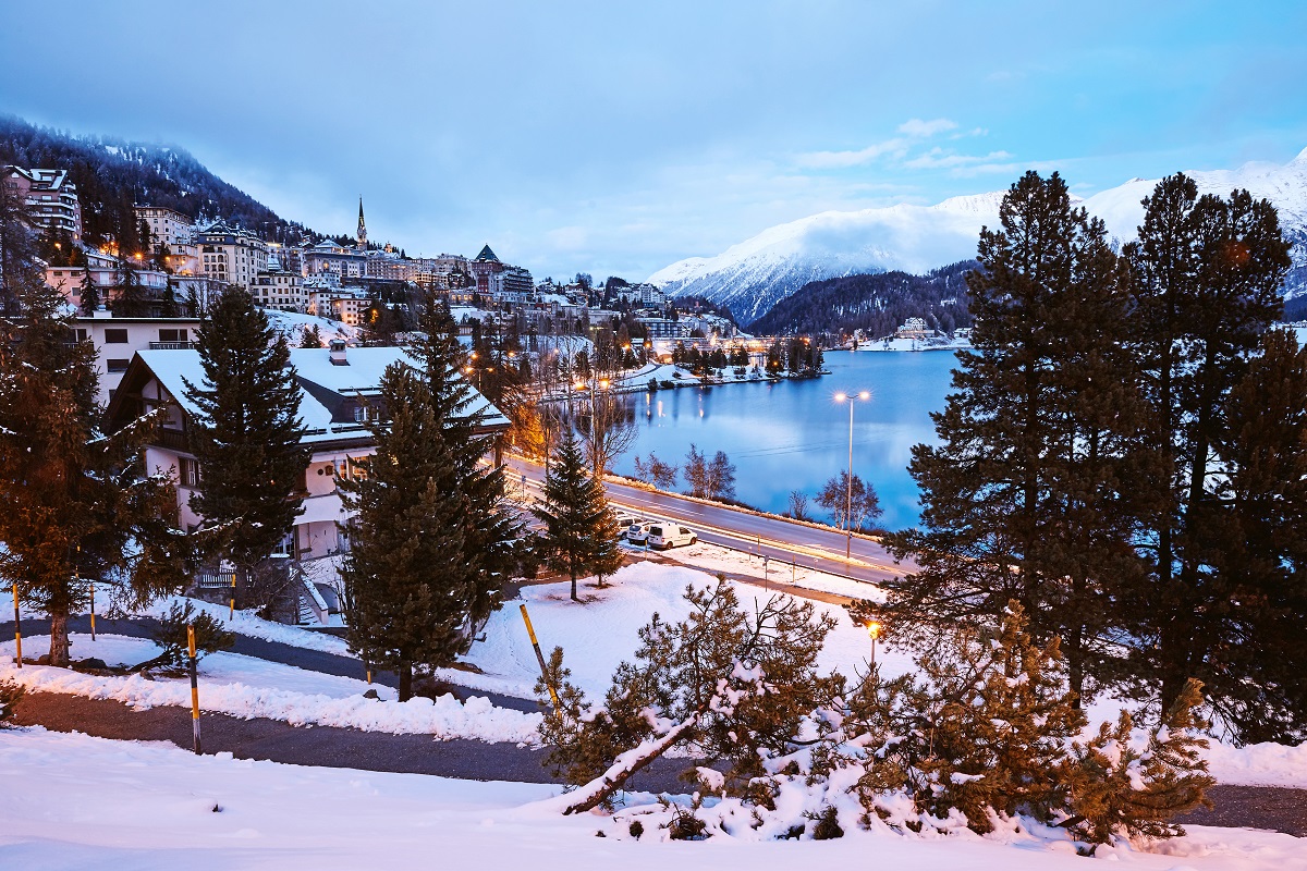 Saint Moritz town in winter season at sunset. Switzerland beauties - Stațiunea St. Moritz unde să mergem la schi în Eleveția