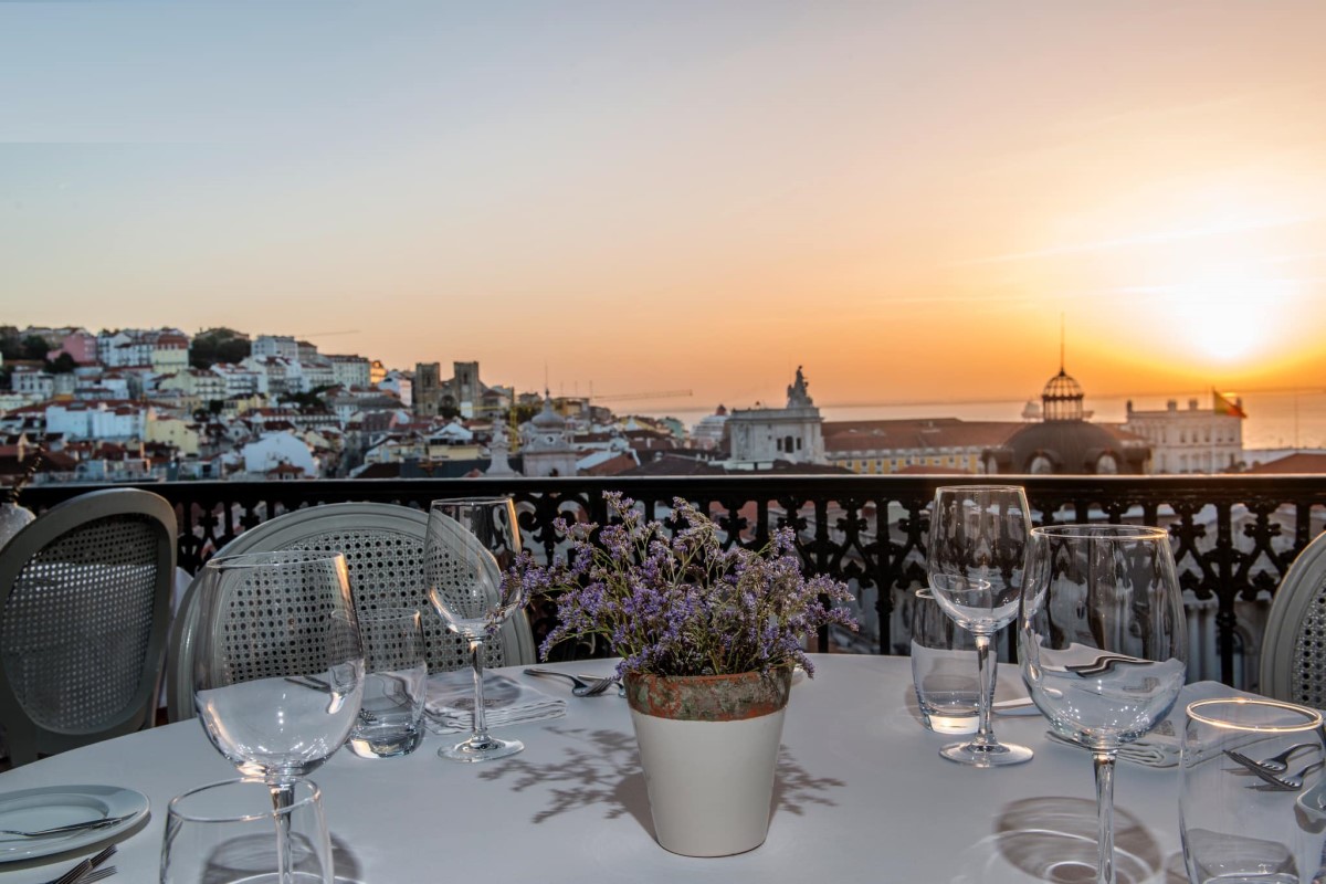 close up cu o masa rotunda pe terasa restaurantului Tagide din Lisabona, care ofera priveliste panoramica asupra orasului, la apus