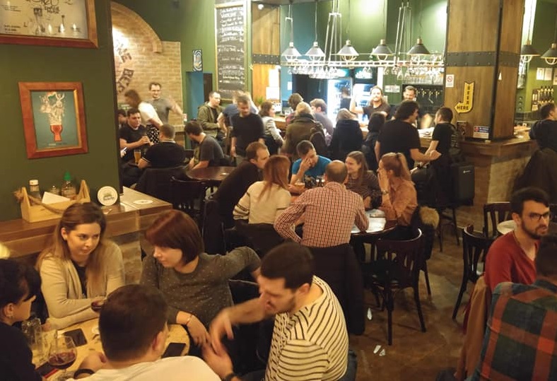 Beerz Zone, unul din cele mai bune pub-uri din iași, plin de clienti asezati la mese