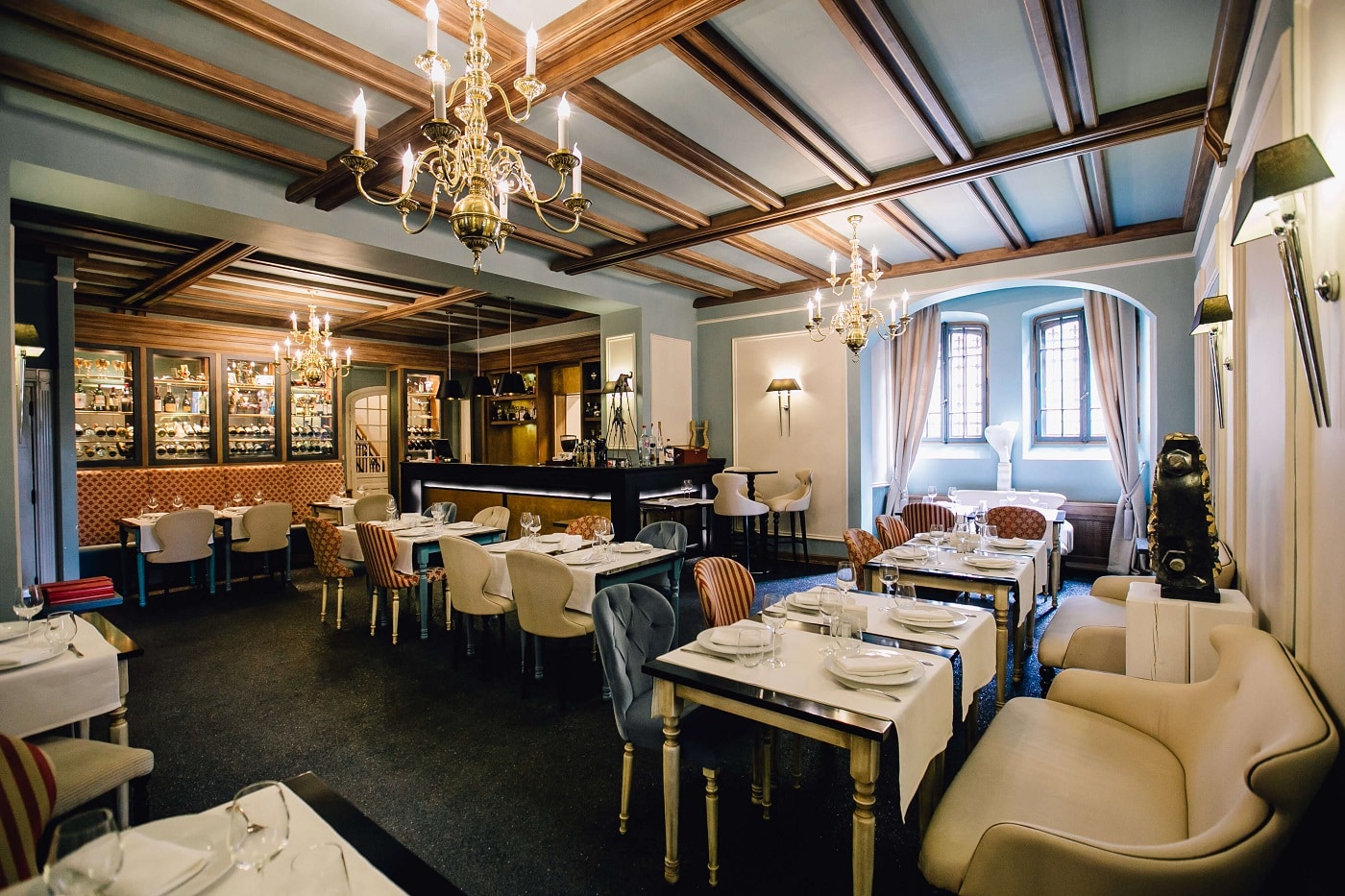 Restaurant Canta Cuisine decorat clasiv, elegant, cu mobilier clasix luxos si tavan cu barne din lemn, restaurant unde luăm masa în Bușteni