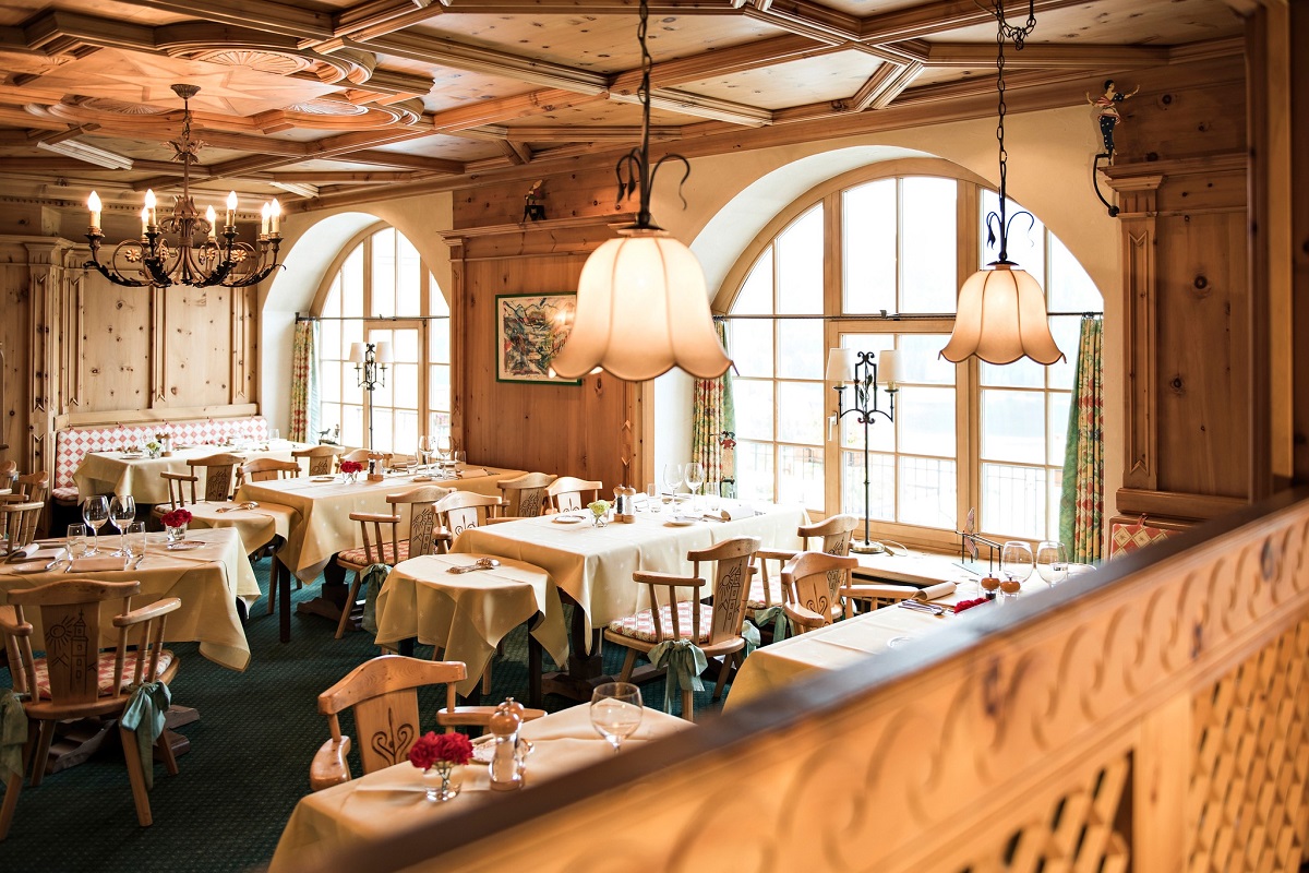 interior decorat rustic, cu ferestre arcuite, la restaurant Chesa al Parc din St. Moritz, unde mergem la schi în Elveția