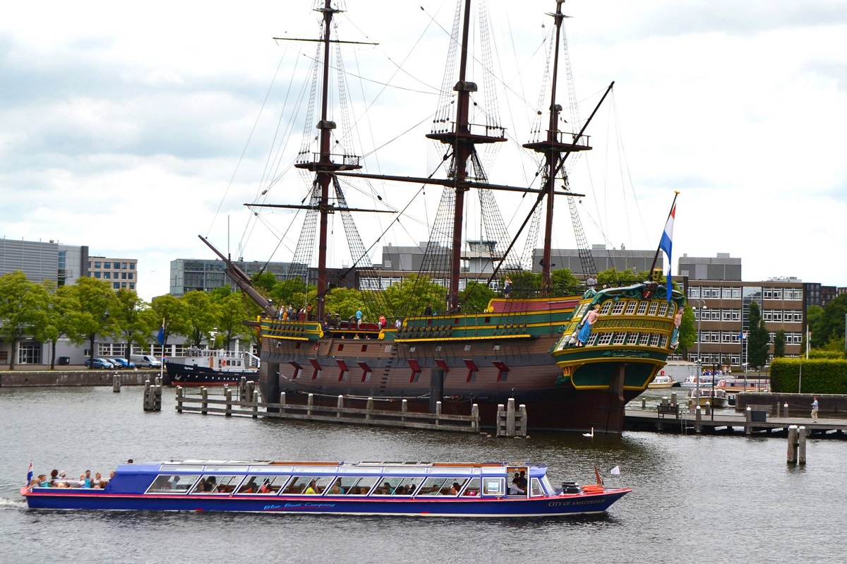 crozaiera pentru copii cu barca piraților pe canalele din Amsterda, una din destinații pentru vacanța din februarie