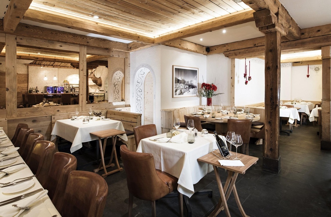 mese in restaurantul Dal Mulin, din St. Moritz