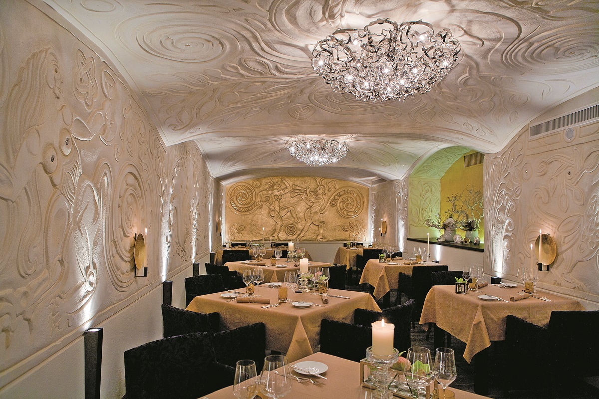 interior elegant, luxos, cu mese rotunde, in restaurant Ecco St. Moritz