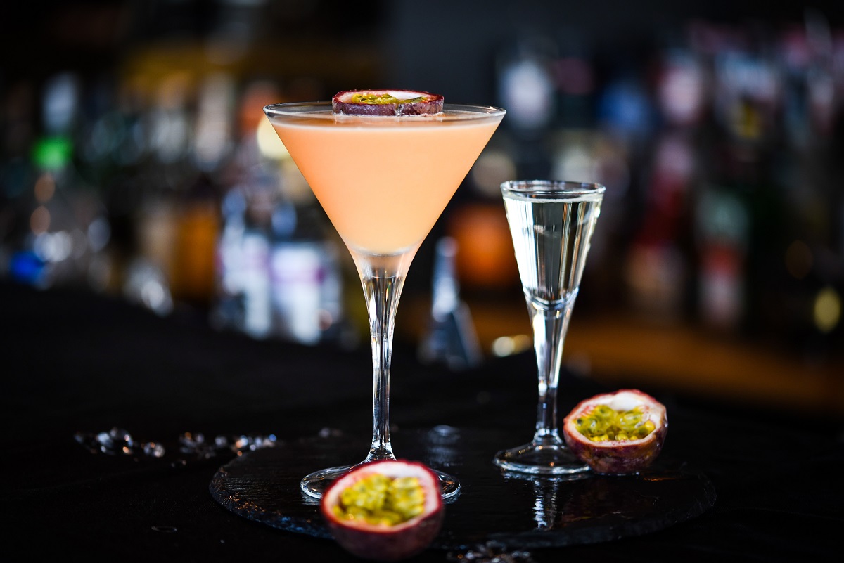 passion fruit prosseco cocktail - cocktail în tendințe pentru ce se bea în 2023