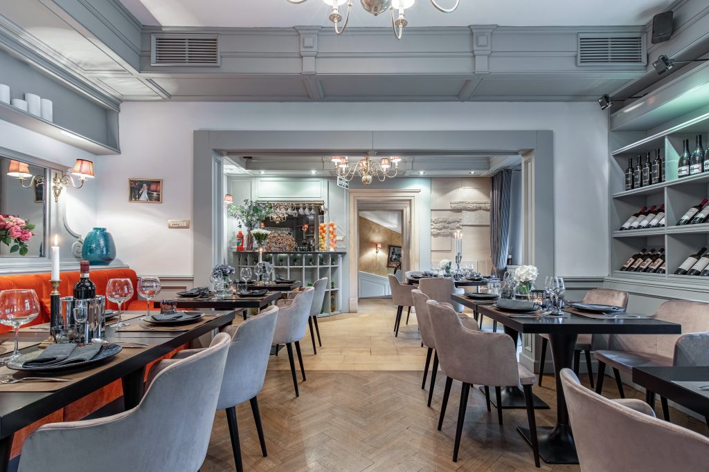 Restaurantul Il calcio by mrt val, decorat in stil clasic, in culori deschisi si nuante pastelate de gri si bleu, cu scaune capitonate si candelabre luxoase, - unul dinr estaurante romantice București