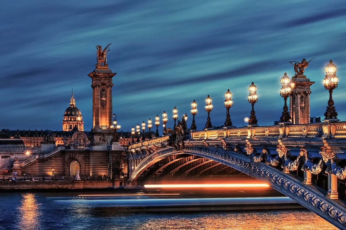 Podul Alexandru al 3-lea din Paris, fotografiat seara, cu luminile aprinse