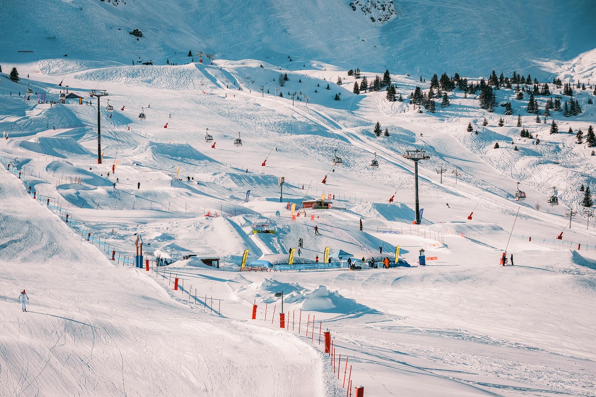 partie imensa de schi amenajata cu mai multe instalatii de cablu si fun park in Courchevel, unde să mergi la schi în Franța