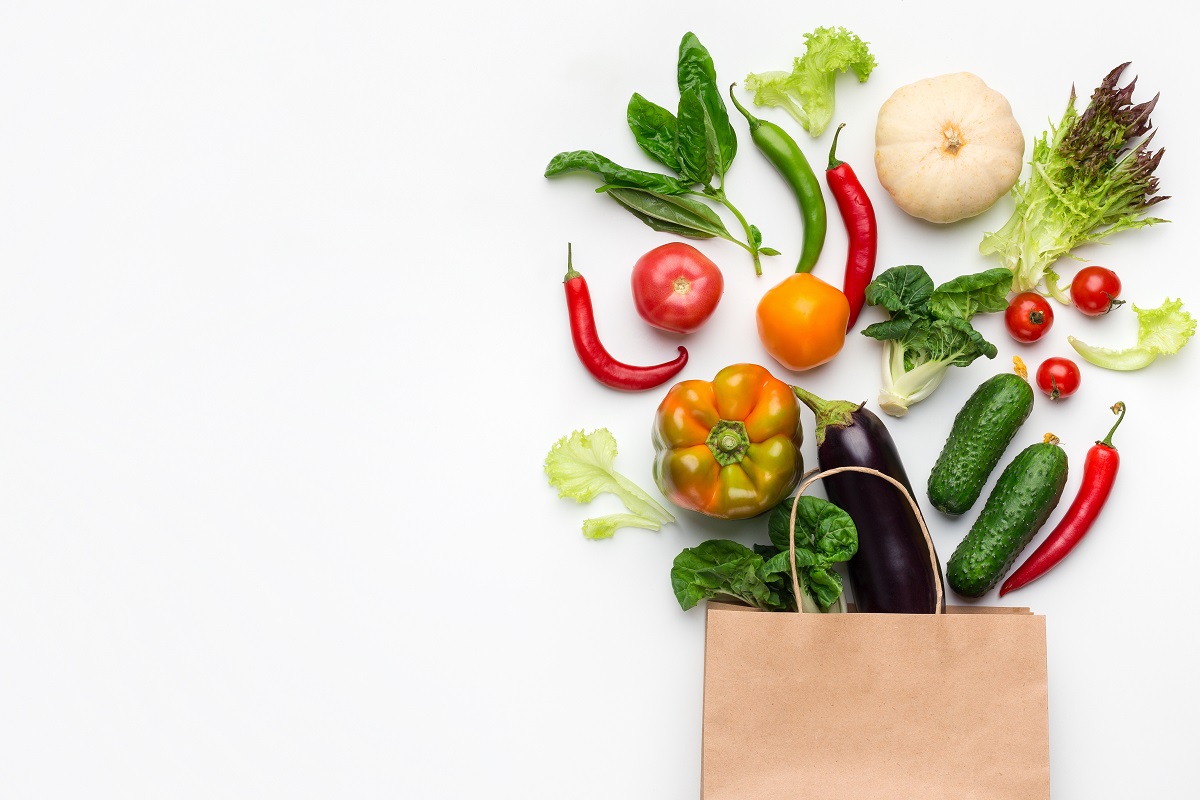 shopping concept - sacoșă de cumpărături din care se revarsa fructe si legume pe fundal transparent