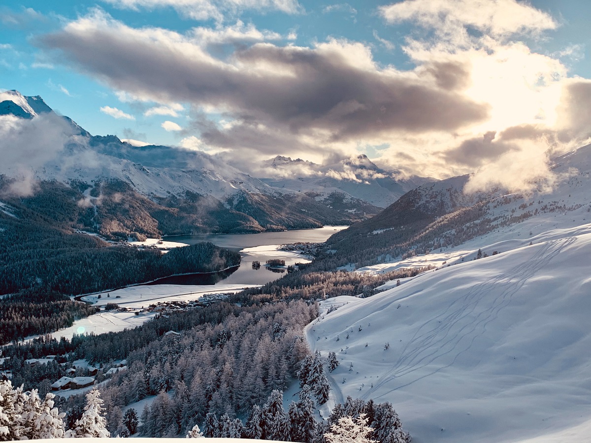 vedere panoramica cu muntii din St. Moritz Elvetia si un lac