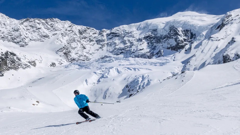 schior care coboara muntele iarna, în stațiunea Saas-Fee din Elveția