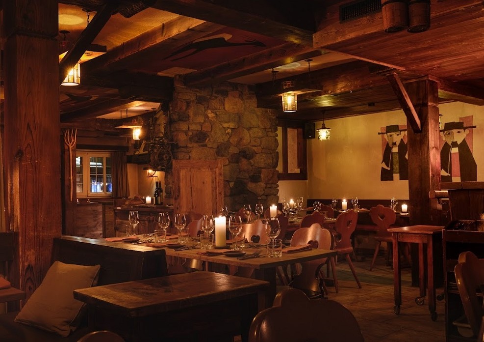 interiorul restaurantului Stockhorn din Zermatt, unde să merchi la schi în Elveția