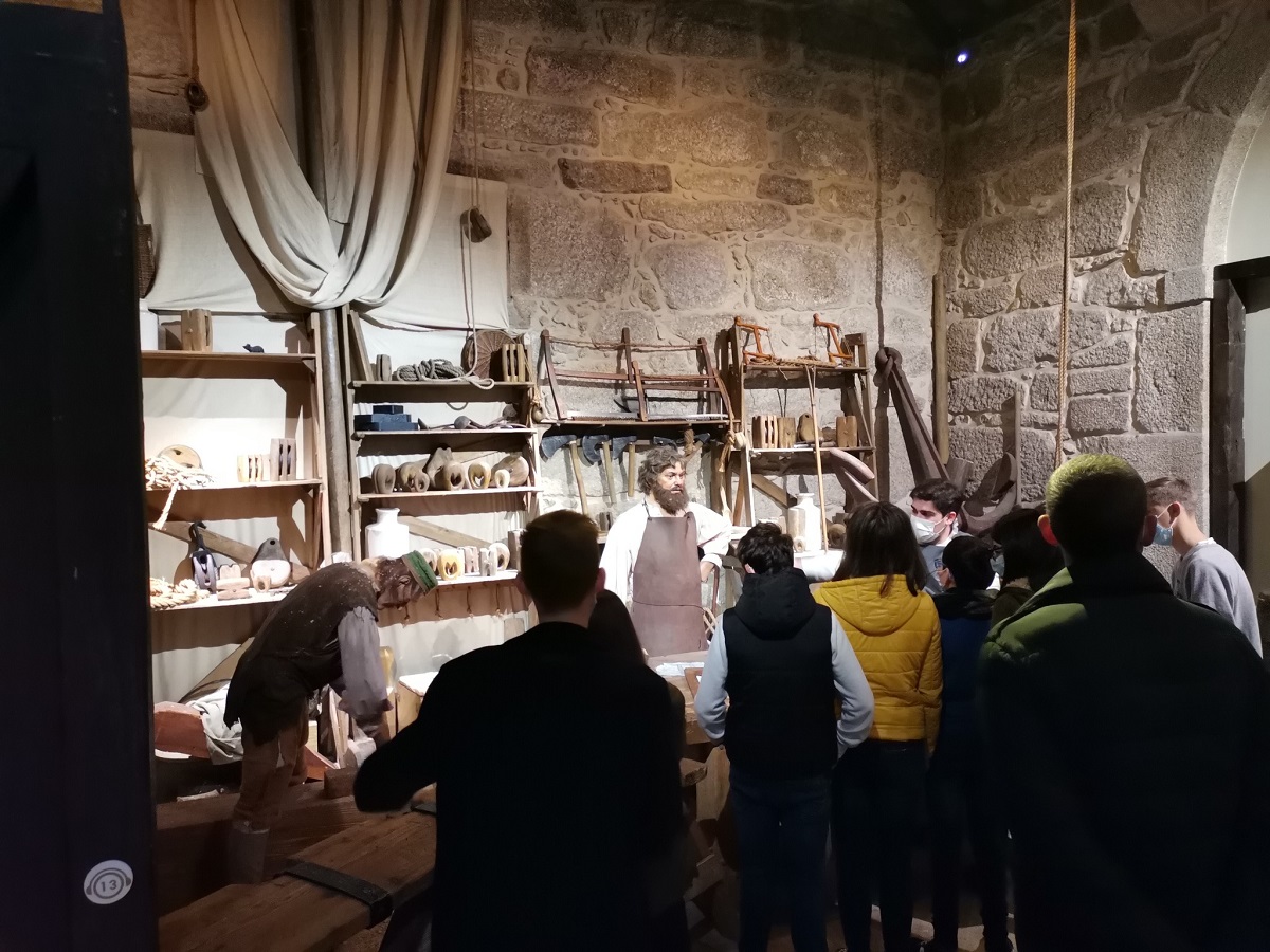 vizitatori la din expozitia World of Discoveries din Porto, una din destinații pentru vacanța din februarie