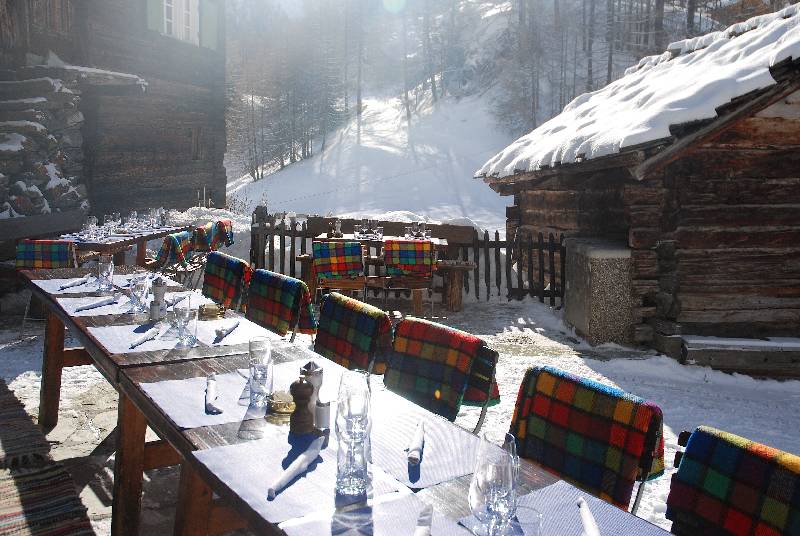 terasa restaurantului Zum see, fotohgrafiata iarna, cu mese afara si scaune cu cate o paturica