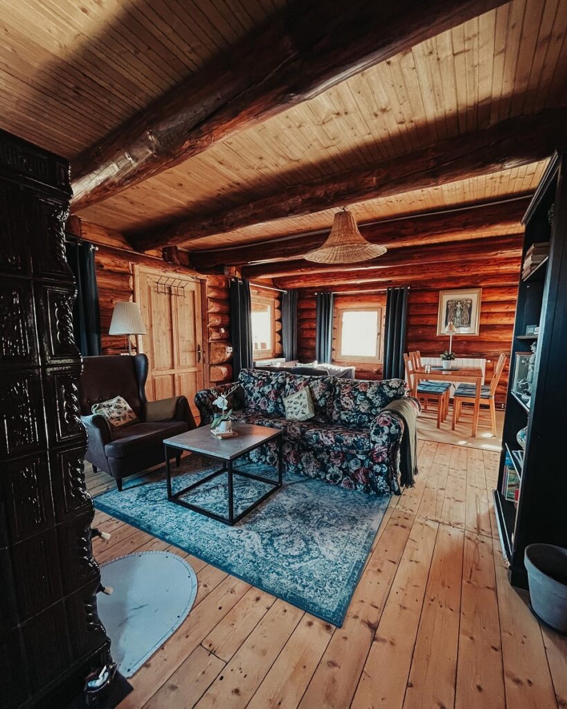 living rustic, intr-o cabana de lemn, la Transylvania Log Cabins - una din destinații romantice din România