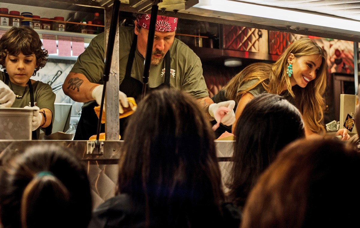 Jon Favreau in filmul Chef din 2014, alaturi de un baiat si Sofia Vergara, servind clientii ldintr-un foodtruck