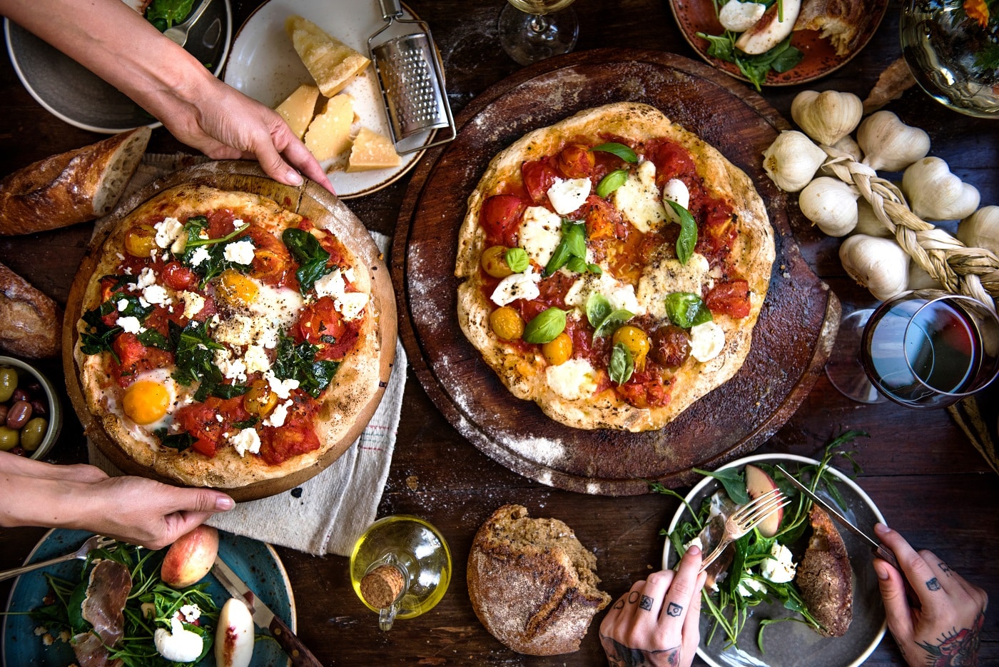 se pizza mari servite pe o masa, fotografiate de sus - imagine concept pizza deosebită