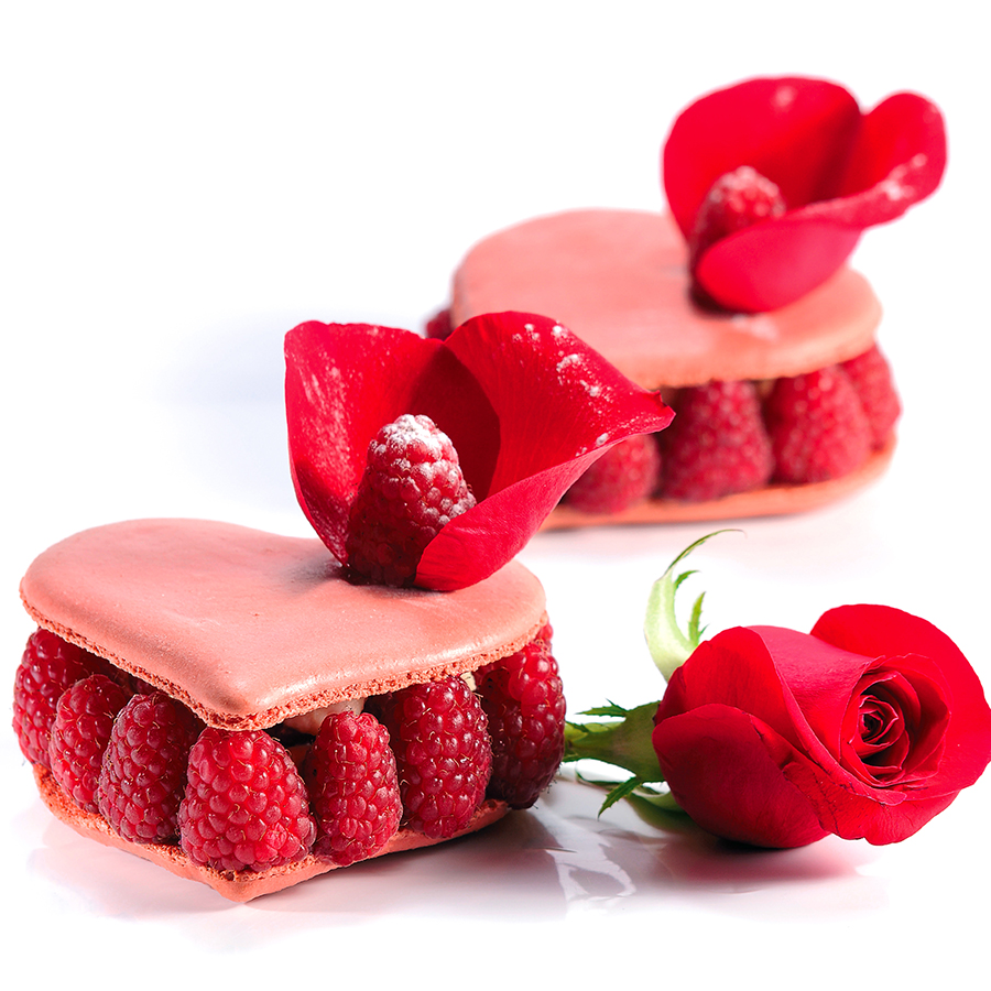 Prajitura Iispahan cu bezea roz si zmeura, de la Chocolat, de unde sa-i oferi ceva dulce de Ziua Îndrăgostiților