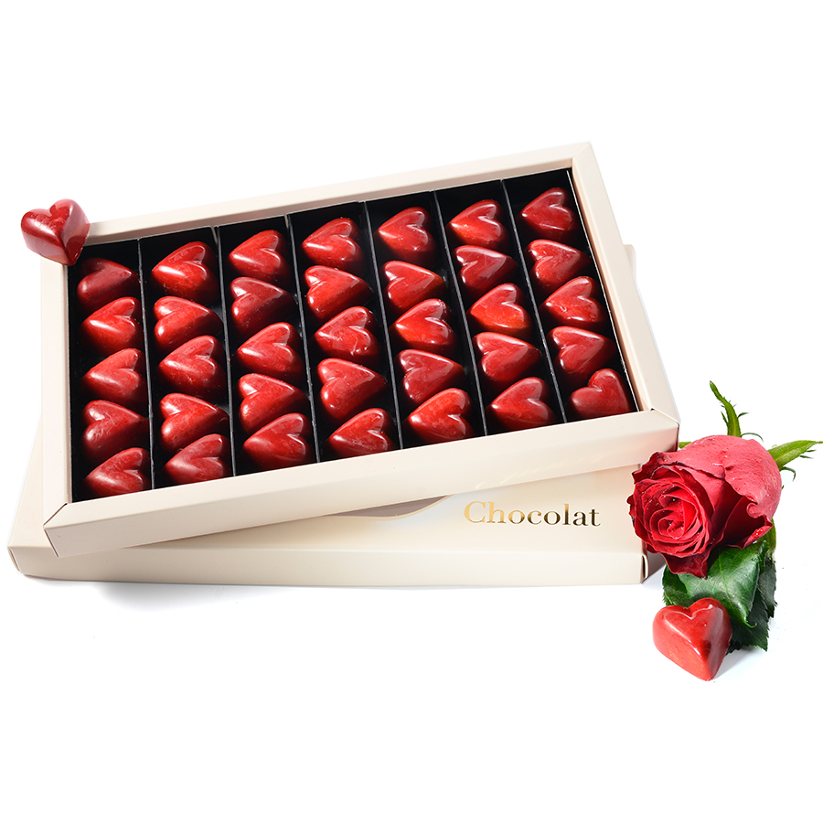 cutie cu praline de ciocolata in forma de inima, rosii, de la Chocolat