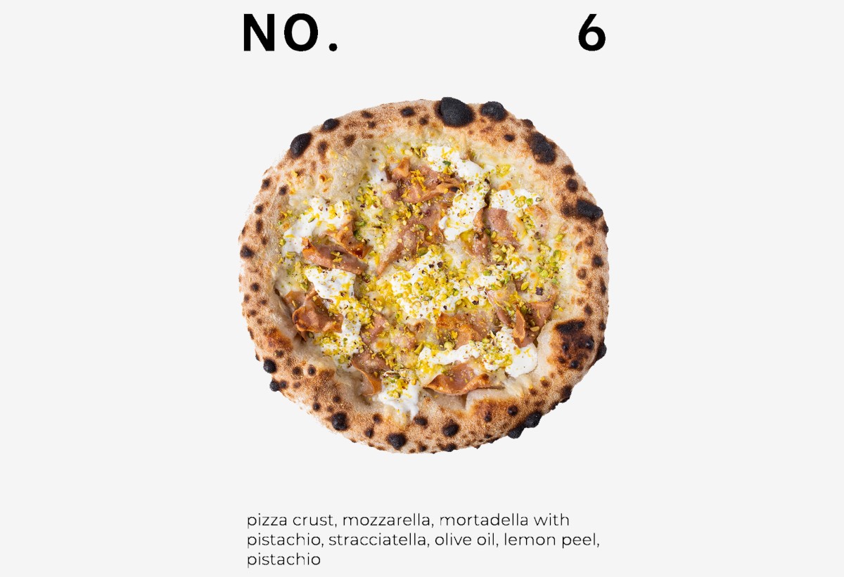 Pizza numărul 6 de la Zest Pizza, cu mozzarella, mortadella cu fistic, stracciatella, ulei de măsline, coajă de lămâie și fistic. 
